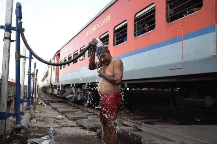 Ilustrasi: Seorang pria mandi untuk mendinginkan diri saat cuaca panas di sebuah stasiun kereta di Distrik Prayagraj, Uttar Pradesh, India. (Foto: ANT./Xinhua/Str/rwa).