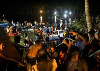 Tim penyelamat mencari korban setelah sebuah kapal terbalik di perairan Kota Tanur di Distrik Malappuram di Negara Bagian Kerala, India, (07/05/2023). (Foto: ANT. dari REUTERS/Stringer/as).