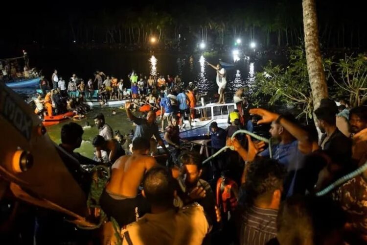 Tim penyelamat mencari korban setelah sebuah kapal terbalik di perairan Kota Tanur di Distrik Malappuram di Negara Bagian Kerala, India, (07/05/2023). (Foto: ANT. dari REUTERS/Stringer/as).