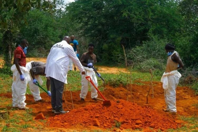 Relawan membantu ahli forensik dan detektif pembunuhan dari Direktorat Investigasi Kriminal (DCI), untuk menggali mayat yang diduga pengikut sekte bernama Good News International Church yang percaya akan masuk surga jika mati kelaparan, di hutan Shakahola, Kilifi, Kenya, (25/05/2023).  (Foto: ANT./Reuters/Joseph Okanga/as. Arsip).