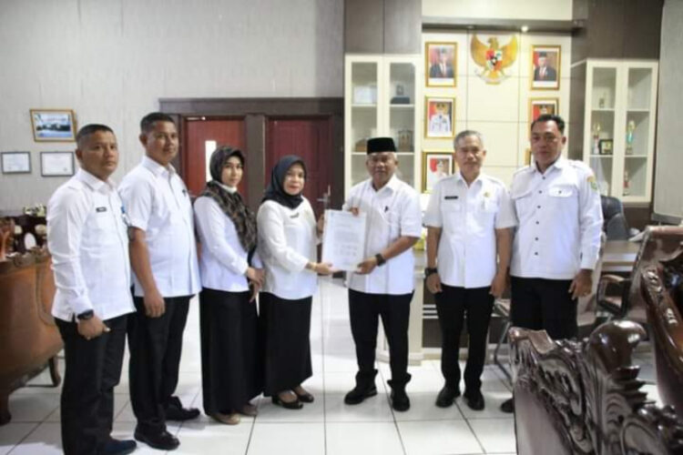 Plt. Bupati Padang lawas Terima Dana Bagi Hasil PKB DAN BBNKB Tiga Bulan Tahun 2023