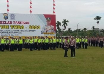Kapolda Sumut Irjen Panca Putra saat memimpin apel gelar pasukan Operasi Patuh Toba 2023. (Sumber: detik)