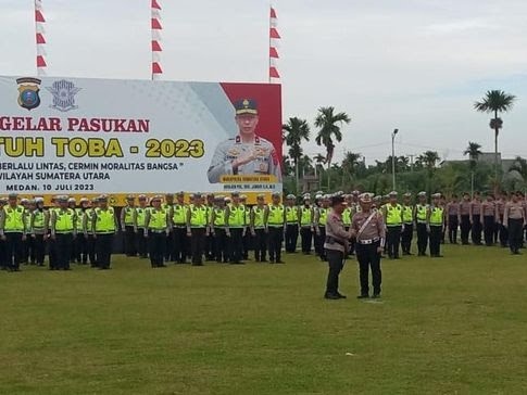Kapolda Sumut Irjen Panca Putra saat memimpin apel gelar pasukan Operasi Patuh Toba 2023. (Sumber: detik)
