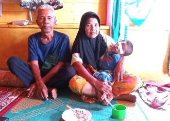 Sahat Maruli Nasution (10) penderita gizi buruk didampingi Kakek dan Neneknya di Desa Mompang Kecamatan Barumun, Baru, Kabupaten Padang Lawas, Sumut. (dok: LimaSisiNews/Robert Nainggolan)