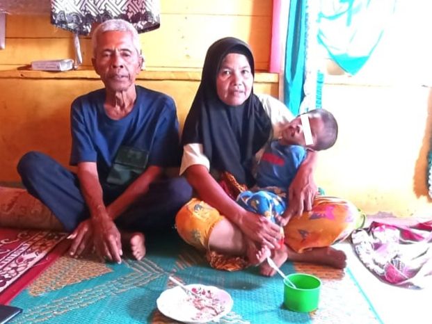 Sahat Maruli Nasution (10) penderita gizi buruk didampingi Kakek dan Neneknya di Desa Mompang Kecamatan Barumun, Baru, Kabupaten Padang Lawas, Sumut. (dok: LimaSisiNews/Robert Nainggolan)