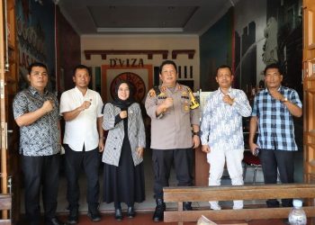 Kapolres AKBP Diari Astetika bersama Ketua Komisioner Bawaslu Palas di D'viza Coffee Sibuhuan. Fotodok/Humas Polres