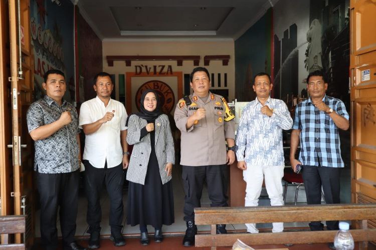 Kapolres AKBP Diari Astetika bersama Ketua Komisioner Bawaslu Palas di D'viza Coffee Sibuhuan. Fotodok/Humas Polres