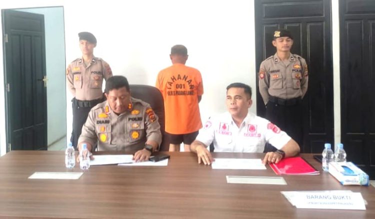 Kapolres Padang Lawas AKBP Diari Astetika SIK didampingi KBO Reskrim Iptu A Bani, SH saat gelar konferensi pers di Mapolres (foto: LimaSisiNews/Dok. Robert Nainggolan)