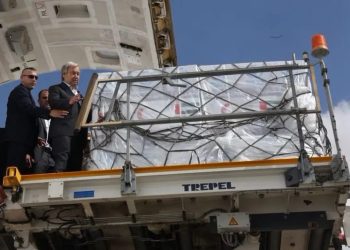 Sekjen PBB, Antonio Guterres memeriksa bantuan bagi warga Palestina, di tengah konflik Israel - Palestina, di bandara Al Arish, Mesir, (20/10/2023). (Foto: ANTARA/REUTERS/Amr Abdallah Dalsh/as).