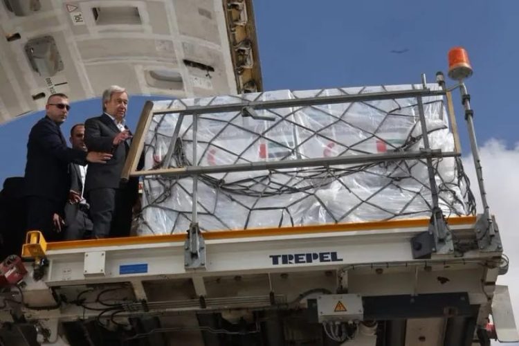 Sekjen PBB, Antonio Guterres memeriksa bantuan bagi warga Palestina, di tengah konflik Israel - Palestina, di bandara Al Arish, Mesir, (20/10/2023). (Foto: ANTARA/REUTERS/Amr Abdallah Dalsh/as).
