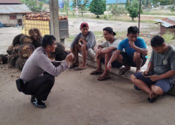 Babinkamtimas Polsek Prapat Janji saat berpengalaman dengan warga.(mass)