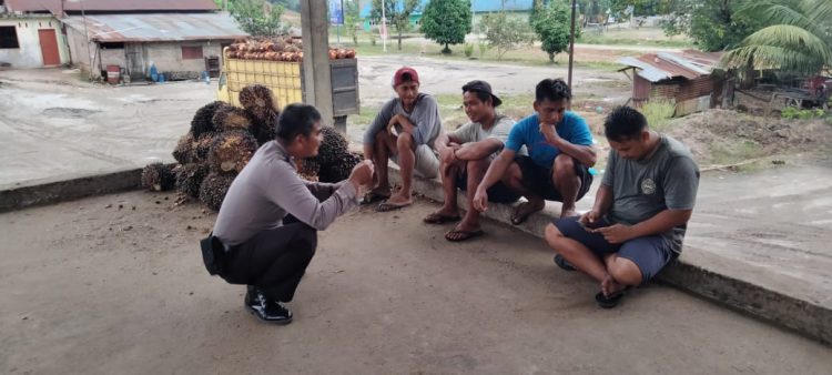 Babinkamtimas Polsek Prapat Janji saat berpengalaman dengan warga.(mass)