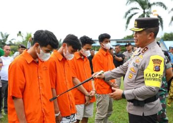 Foto: Kapolda Sumut Irjen Pol Agung Setya Imam Effendi menginterogasi tersangka terduga kasus narkoba