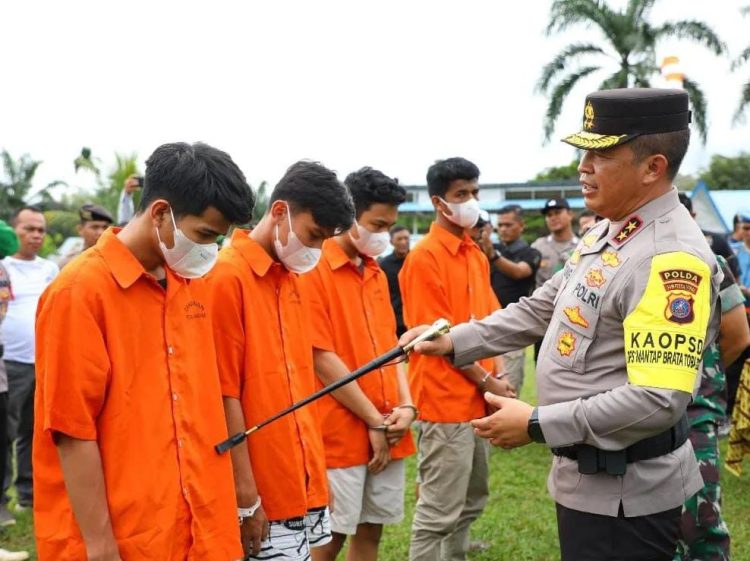 Foto: Kapolda Sumut Irjen Pol Agung Setya Imam Effendi menginterogasi tersangka terduga kasus narkoba