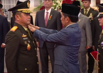 Presiden Jokowi menyematkan tanda kenaikan pangkat kepada, Maruli Simanjuntak, KSAD yang baru.
