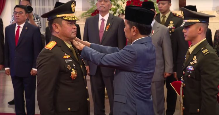 Presiden Jokowi menyematkan tanda kenaikan pangkat kepada, Maruli Simanjuntak, KSAD yang baru.