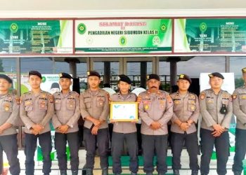 Kasat Shabara Polres Padang Lawas AKP M Husni Yusuf SH foto bersama personil Shabara di depan kantor Pengadilan Negeri Sibuhuan usai menerima piagam penghargaan dari Kepala Pengadilan Negeri Sibuhuan Erwin Pudyono Marwiyanto SH MH pada Jumat (17/06/2022) lalu. FotoDok/istimewa.