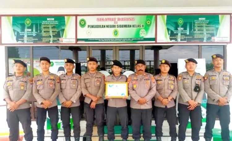 Kasat Shabara Polres Padang Lawas AKP M Husni Yusuf SH foto bersama personil Shabara di depan kantor Pengadilan Negeri Sibuhuan usai menerima piagam penghargaan dari Kepala Pengadilan Negeri Sibuhuan Erwin Pudyono Marwiyanto SH MH pada Jumat (17/06/2022) lalu. FotoDok/istimewa.