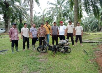 Manager Kebun Unit Tinjowan Abdi H Sinaga didampingi Askep dan sejumlah personil lainya saat diabadikan bersama Sp.Motor yang dibakar pelaku. (mass)
