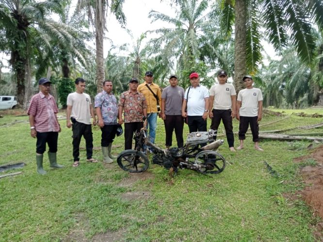 Manager Kebun Unit Tinjowan Abdi H Sinaga didampingi Askep dan sejumlah personil lainya saat diabadikan bersama Sp.Motor yang dibakar pelaku. (mass)