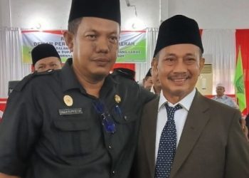 Plt Camat Barumun Fauzan Taufik Daulay saat berfoto dengan Bupati TSO usai mengikuti sidang paripurna istimewa pengusulan pemberhentian Kepala Daerah/wakil Kepala Daerah yang berakhir masa jabatan di gedung DPRD Palas. Foto/Istimewa.