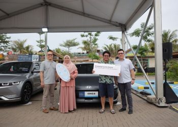 Penyerahan Hyundai IONIQ 6 sebagai hadiah program Roda Keberuntungan
(ki-ka) Moch Diky Zulkarnaen, Chief Sales Officer PT Hyundai Motors Indonesia; perwakilan Ahmad Syakib; Yohanes Hari Kurniawan; Hendrik Wiradjaja; Director PT Hyundai Mobil Indonesia.(mass)