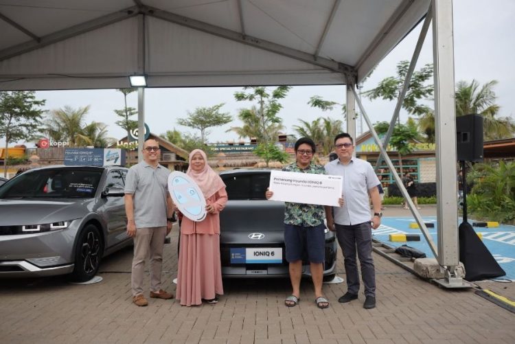 Penyerahan Hyundai IONIQ 6 sebagai hadiah program Roda Keberuntungan
(ki-ka) Moch Diky Zulkarnaen, Chief Sales Officer PT Hyundai Motors Indonesia; perwakilan Ahmad Syakib; Yohanes Hari Kurniawan; Hendrik Wiradjaja; Director PT Hyundai Mobil Indonesia.(mass)