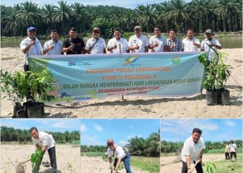 Manajer Kebun Air Batu Erwin Juliawan bersama Askep dan warga masyarakat saat diabadikan melakukan penanaman pohon.(mass)