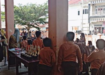 Suasana tegang, sedih dan gembira berkecamuk menyelimuti emosional para pelajar menantikan namanya diumumkan sebagai juara kelas di SDN 0102 Binanga. dikutip Sabtu (29/06/2024) (Foto: R Gabriel Nainggolan)
