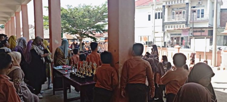 Suasana tegang, sedih dan gembira berkecamuk menyelimuti emosional para pelajar menantikan namanya diumumkan sebagai juara kelas di SDN 0102 Binanga. dikutip Sabtu (29/06/2024) (Foto: R Gabriel Nainggolan)