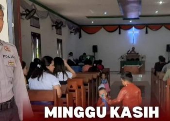 Bhabinkamtibmas Polsek Barumun Tengah Aipda S Saputra saat melaksanakan Minggu Kasih dan Patroli di Gereja HKBP Siboros Dolok, Desa Siboris Dolok Barumun Tengah. Foto: LimaSisiNews/Gabriel