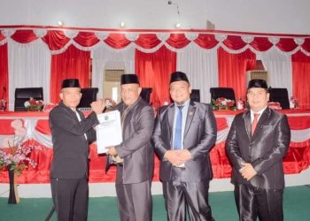 Sekdakab Palas Arpan Nasution, Wakil Ketua I DPRD Palas H Irsan Bangun Harahap, Wakil Ketua II Sufriady Halomoan Hasibuan dan Plh Sekwan Suhaili M Siregar SH MH usai rapat paripurna. Rabu (24/7/2024). Foto: LimaSisiNews/Gabrel