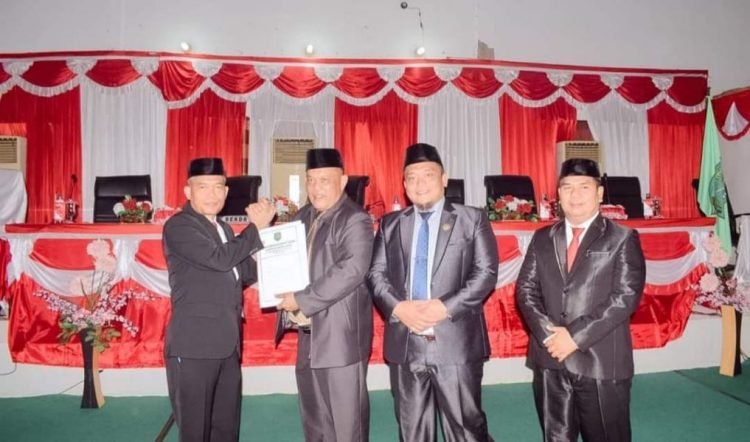 Sekdakab Palas Arpan Nasution, Wakil Ketua I DPRD Palas H Irsan Bangun Harahap, Wakil Ketua II Sufriady Halomoan Hasibuan dan Plh Sekwan Suhaili M Siregar SH MH usai rapat paripurna. Rabu (24/7/2024). Foto: LimaSisiNews/Gabrel