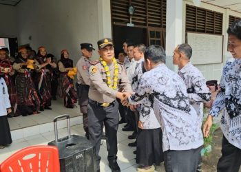 Kapolsek Barumun Tengah Iptu Elimawan SH MH Police Go To School sosialisasi keselamatan berlalulintas, bahaya narkoba, pornografi serta perjudian online bagi pelajar di SMA Negeri 1 Sihapas Barumun. Kamis (08/08/2024) - Foto: LimaSisiNews/Gabriel.