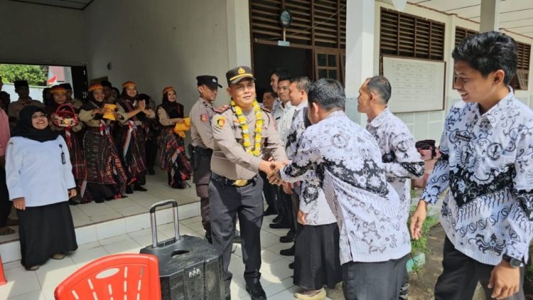 Kapolsek Barumun Tengah Iptu Elimawan SH MH Police Go To School sosialisasi keselamatan berlalulintas, bahaya narkoba, pornografi serta perjudian online bagi pelajar di SMA Negeri 1 Sihapas Barumun. Kamis (08/08/2024) - Foto: LimaSisiNews/Gabriel.