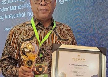 Bupati Madina HM Jafar Sukhairi Nasution menerima penghargaan UHC Award 2024 kategori pertama di The Krakatau Grand Ballroom, Jalan Taman Mini Indonesia Indah (TMII), Jakarta Timur. Kamis (08/08/2024) - Foto: LimaSisiNews/Rz