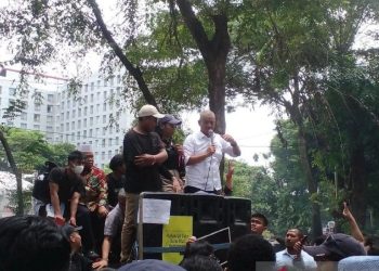 Ketua DPRD Sumatera Utara (Sumut) memberikan keterangan kepada massa aksi di Medan, Sumatera Utara, Jumat (23/08/2024). ANTARA