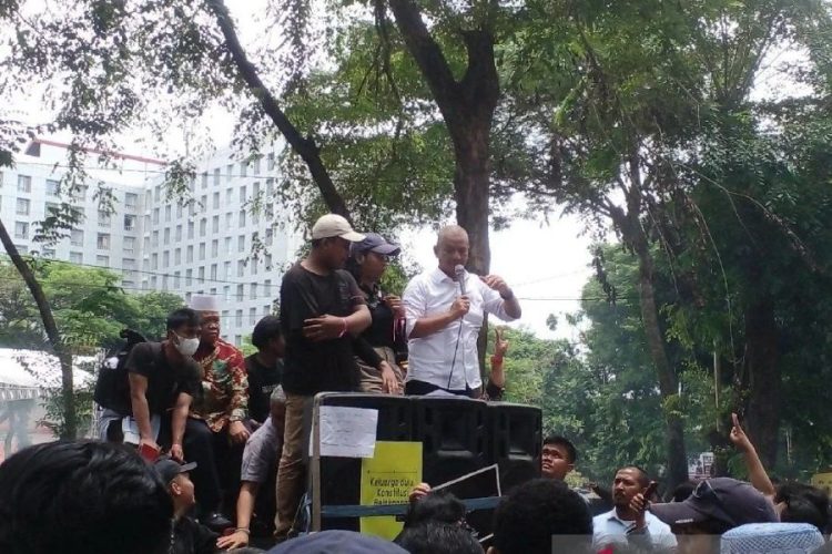Ketua DPRD Sumatera Utara (Sumut) memberikan keterangan kepada massa aksi di Medan, Sumatera Utara, Jumat (23/08/2024). ANTARA