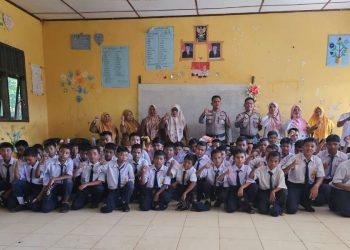 Kapolsek Barumun Tengah - Iptu Elimawan SH MH, Kepsek Salbia Hasibuan beserta para dewan guru, komite dan pelajar di SMP N1 Barumun Barat foto bersama usai penyuluhan bahaya narkoba. Selasa (03/09/2024) Fotodok/Kapolsek Barteng.