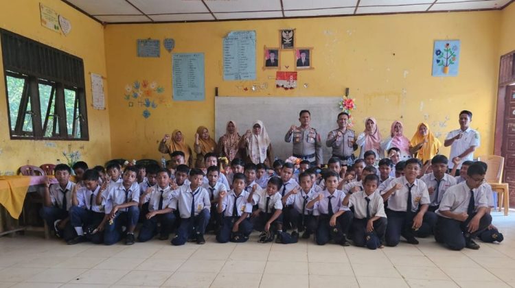 Kapolsek Barumun Tengah - Iptu Elimawan SH MH, Kepsek Salbia Hasibuan beserta para dewan guru, komite dan pelajar di SMP N1 Barumun Barat foto bersama usai penyuluhan bahaya narkoba. Selasa (03/09/2024) Fotodok/Kapolsek Barteng.