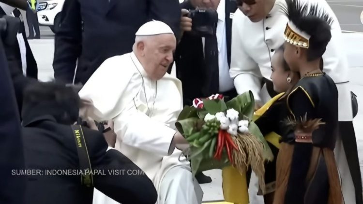 Paus Fransiskus tiba di Indonesia. (Tangkapan Layar Youtube Komsos PWI).