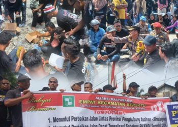Aksi unjuk rasa warga masyarakat yang menuntut perbaikan jalan. (Foto: mass)
