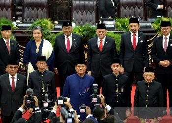 Presiden Prabowo Subianto dan Wakil Presiden Gibran Rakabuming Raka bersama Presiden Ke-7 Joko Widodo, Wakil Presiden Ke-13 Ma'ruf Amin, serta para Pimpinan MPR RI, berfoto bersama di Kompleks Parlemen, Jakarta, Minggu (20/10/2024). Sumber: ANTARA