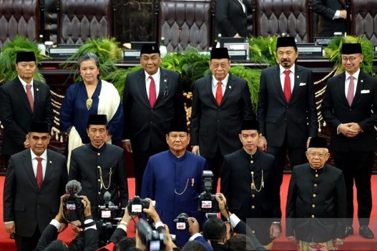Presiden Prabowo Subianto dan Wakil Presiden Gibran Rakabuming Raka bersama Presiden Ke-7 Joko Widodo, Wakil Presiden Ke-13 Ma'ruf Amin, serta para Pimpinan MPR RI, berfoto bersama di Kompleks Parlemen, Jakarta, Minggu (20/10/2024). Sumber: ANTARA
