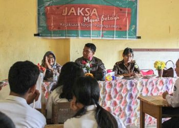 Pelajar SMP Negeri 1 Barumun antusias mendengarkan pemaparan terkait bullying dalam prespektif hukum melalui program JMS Kasi Intelejen Kejari Palas