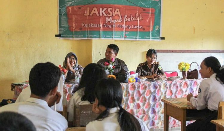 Pelajar SMP Negeri 1 Barumun antusias mendengarkan pemaparan terkait bullying dalam prespektif hukum melalui program JMS Kasi Intelejen Kejari Palas