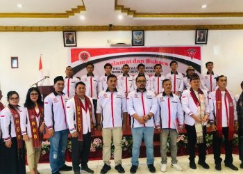 Ketua DPP HBB Lamsiang Sitompul bersama ketua DPD HBB Sumut Tomson Marisi Parapat, Korwil Tabagsel Ojahan Lumban Tobing serta DPC HBB Palas foto bersama usai pelantikan. Jum'at (22/11/2024)