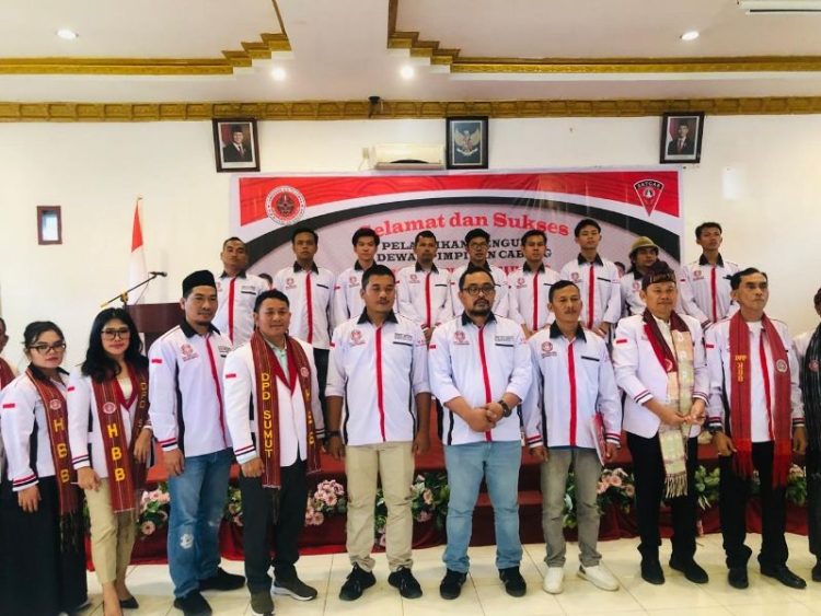 Ketua DPP HBB Lamsiang Sitompul bersama ketua DPD HBB Sumut Tomson Marisi Parapat, Korwil Tabagsel Ojahan Lumban Tobing serta DPC HBB Palas foto bersama usai pelantikan. Jum'at (22/11/2024)