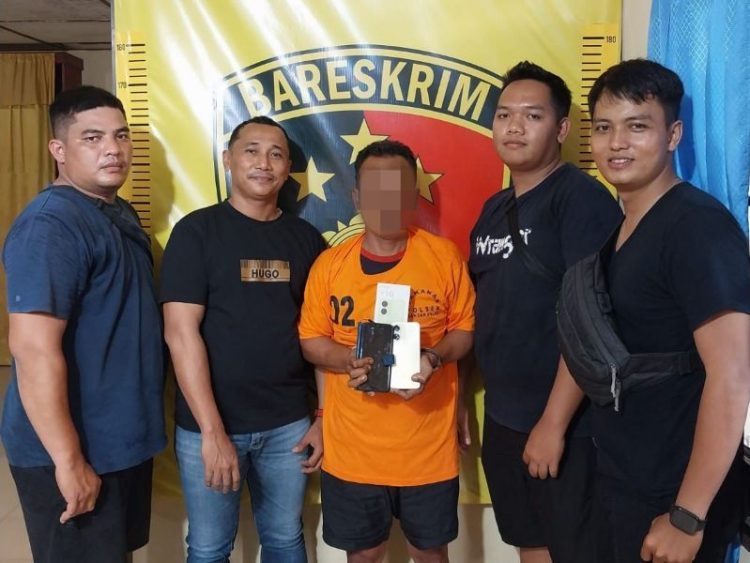 Pelaku Pencurian saat diamankan di Polsek Bandar Pulau. (mass)