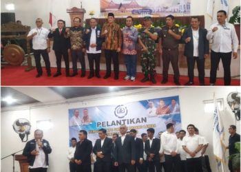 Ketua Gapensi BPD Sumut Sanggam SH Bakkara menyerahkan Bendera pusaka Gapensi kepada Heri Andi Tanjung Ketua BPC Gapensi Palas di Aula Hotel Samsiah Sibuhuan, Kecamatan Barumun. Kamis (23/01/2025)